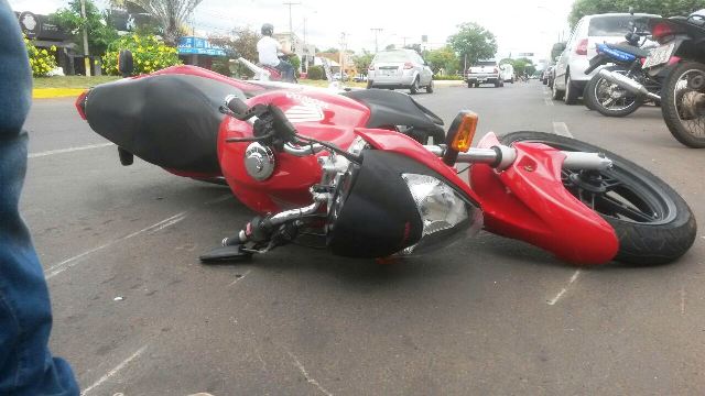 Acidente na Avenida Capitão Olinto Mancini deixa motociclista ferido