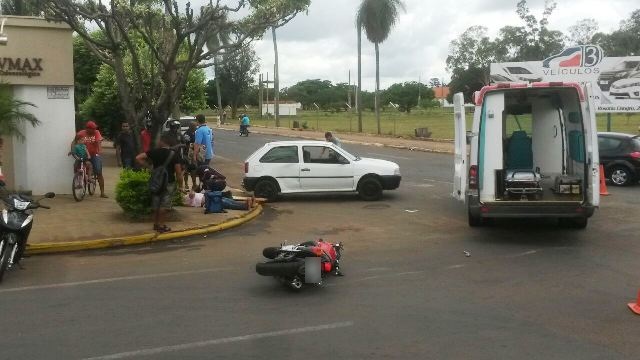 Acidente na Avenida Capitão Olinto Mancini deixa motociclista ferido
