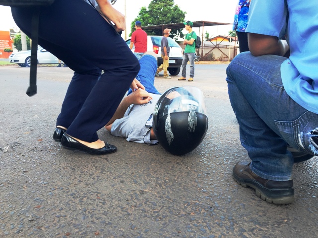 Motociclista fica ferido ao colidir contra carro na Ranulpho