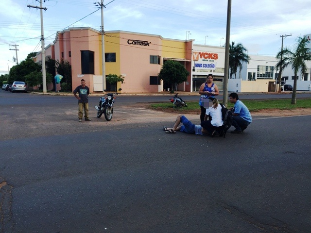Motociclista fica ferido ao colidir contra carro na Ranulpho