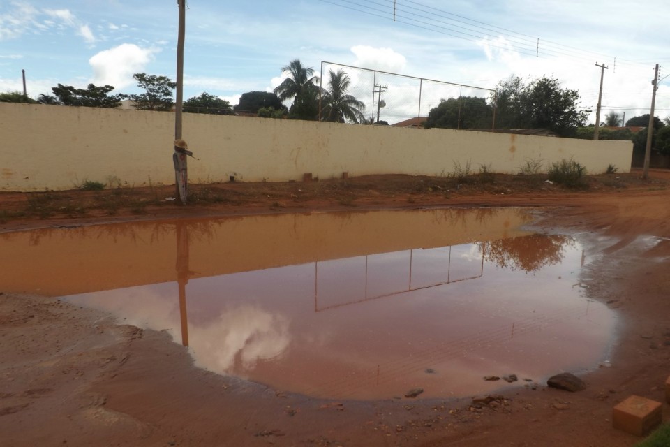 Moradores colocam boneco de pescador em poça d’água