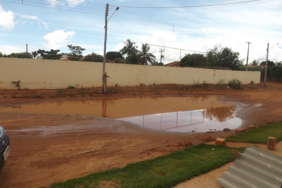 Moradores colocam boneco de pescador em poça d’água