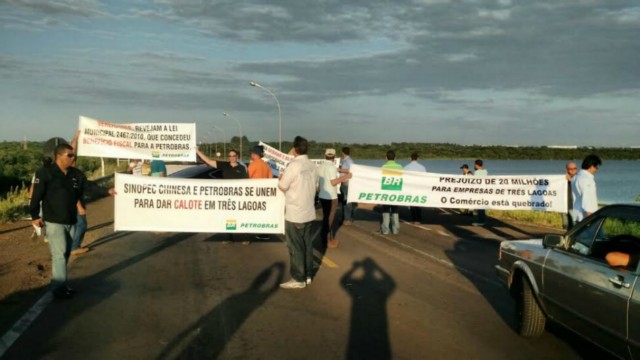Empresários interditam tráfego na BR-262 em protesto pelo calote da UFN3/Petrobras