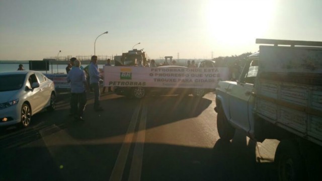 Empresários interditam tráfego na BR-262 em protesto pelo calote da UFN3/Petrobras