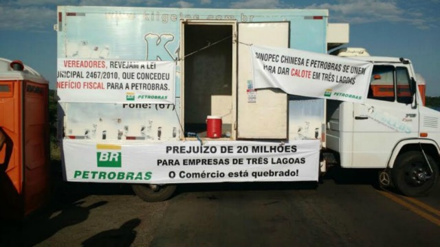 Empresários interditam tráfego na BR-262 em protesto pelo calote da UFN3/Petrobras