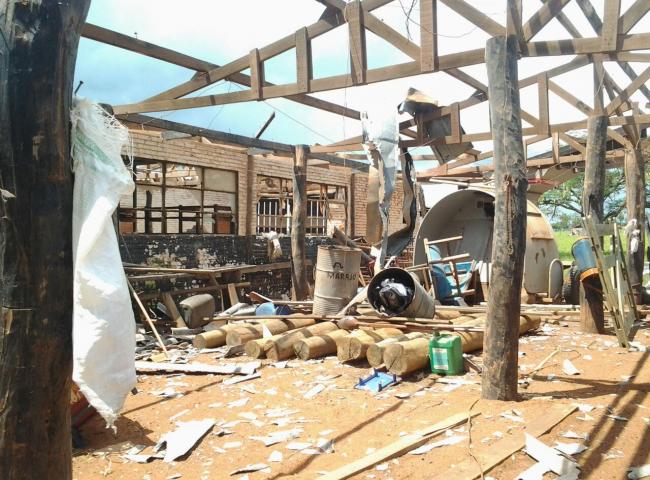 Populares flagram 'tornado' e destruição em área rural