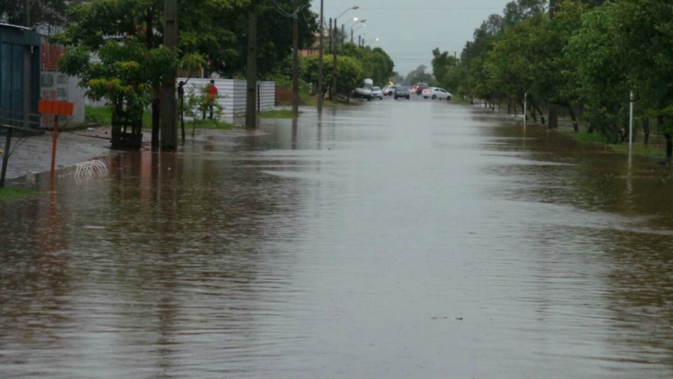 Três Lagoas fica alagada, após pouco mais de uma hora de chuvas fortes e ininterruptas Três Lagoas fica alagada, após pouco mais de uma hora de chuvas fortes e ininterruptas