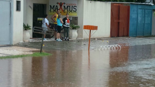 Três Lagoas fica alagada, após pouco mais de uma hora de chuvas fortes e ininterruptas Três Lagoas fica alagada, após pouco mais de uma hora de chuvas fortes e ininterruptas