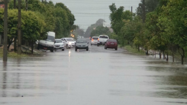 Três Lagoas fica alagada, após pouco mais de uma hora de chuvas fortes e ininterruptas Três Lagoas fica alagada, após pouco mais de uma hora de chuvas fortes e ininterruptas
