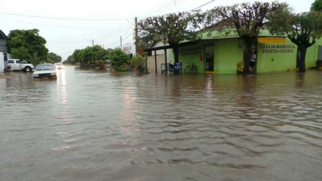Três Lagoas fica alagada, após pouco mais de uma hora de chuvas fortes e ininterruptas Três Lagoas fica alagada, após pouco mais de uma hora de chuvas fortes e ininterruptas