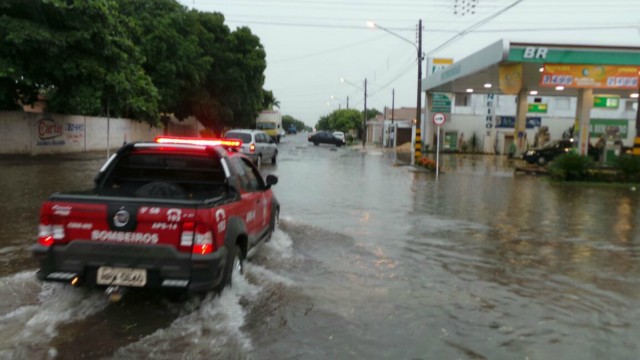 Três Lagoas fica alagada, após pouco mais de uma hora de chuvas fortes e ininterruptas Três Lagoas fica alagada, após pouco mais de uma hora de chuvas fortes e ininterruptas