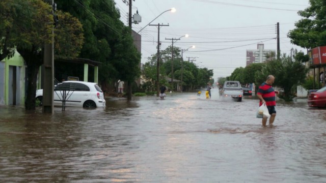 Três Lagoas fica alagada, após pouco mais de uma hora de chuvas fortes e ininterruptas Três Lagoas fica alagada, após pouco mais de uma hora de chuvas fortes e ininterruptas
