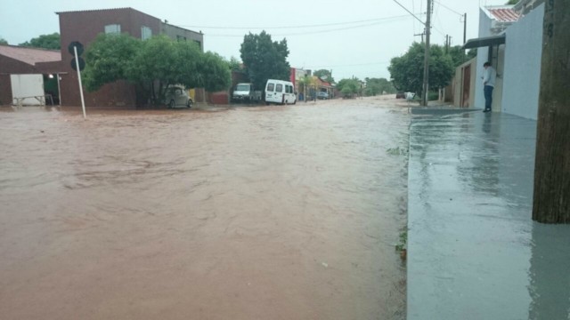 Três Lagoas fica alagada, após pouco mais de uma hora de chuvas fortes e ininterruptas Três Lagoas fica alagada, após pouco mais de uma hora de chuvas fortes e ininterruptas