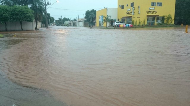 Três Lagoas fica alagada, após pouco mais de uma hora de chuvas fortes e ininterruptas Três Lagoas fica alagada, após pouco mais de uma hora de chuvas fortes e ininterruptas