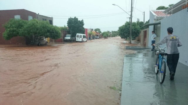 Três Lagoas fica alagada, após pouco mais de uma hora de chuvas fortes e ininterruptas Três Lagoas fica alagada, após pouco mais de uma hora de chuvas fortes e ininterruptas