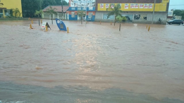 Três Lagoas fica alagada, após pouco mais de uma hora de chuvas fortes e ininterruptas Três Lagoas fica alagada, após pouco mais de uma hora de chuvas fortes e ininterruptas