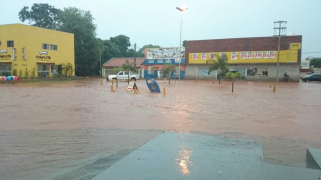 Três Lagoas fica alagada, após pouco mais de uma hora de chuvas fortes e ininterruptas Três Lagoas fica alagada, após pouco mais de uma hora de chuvas fortes e ininterruptas