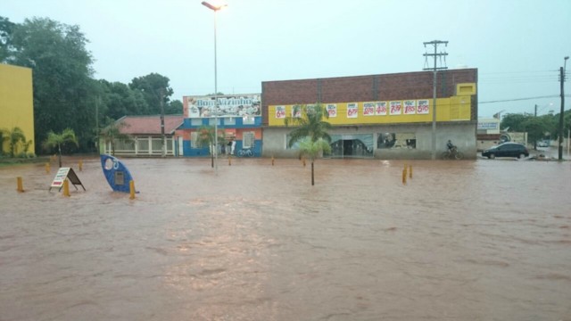 Três Lagoas fica alagada, após pouco mais de uma hora de chuvas fortes e ininterruptas Três Lagoas fica alagada, após pouco mais de uma hora de chuvas fortes e ininterruptas