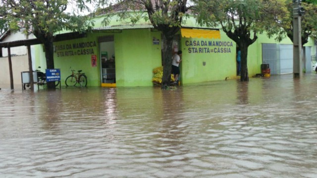 Três Lagoas fica alagada, após pouco mais de uma hora de chuvas fortes e ininterruptas Três Lagoas fica alagada, após pouco mais de uma hora de chuvas fortes e ininterruptas
