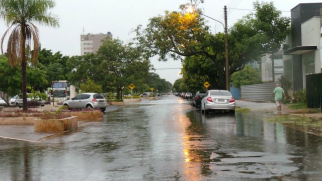 Três Lagoas fica alagada, após pouco mais de uma hora de chuvas fortes e ininterruptas Três Lagoas fica alagada, após pouco mais de uma hora de chuvas fortes e ininterruptas
