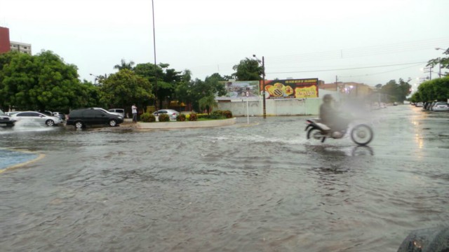 Três Lagoas fica alagada, após pouco mais de uma hora de chuvas fortes e ininterruptas Três Lagoas fica alagada, após pouco mais de uma hora de chuvas fortes e ininterruptas
