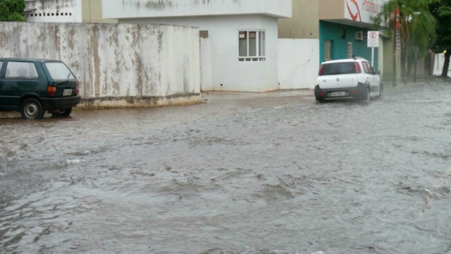 Três Lagoas fica alagada, após pouco mais de uma hora de chuvas fortes e ininterruptas Três Lagoas fica alagada, após pouco mais de uma hora de chuvas fortes e ininterruptas
