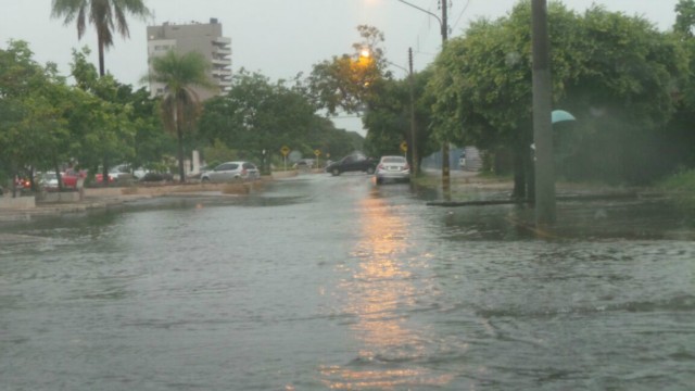 Três Lagoas fica alagada, após pouco mais de uma hora de chuvas fortes e ininterruptas Três Lagoas fica alagada, após pouco mais de uma hora de chuvas fortes e ininterruptas