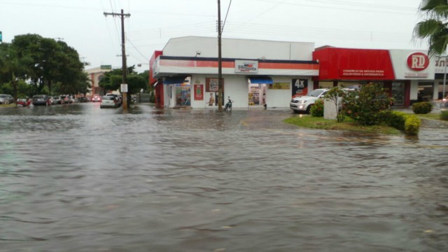 Três Lagoas fica alagada, após pouco mais de uma hora de chuvas fortes e ininterruptas Três Lagoas fica alagada, após pouco mais de uma hora de chuvas fortes e ininterruptas