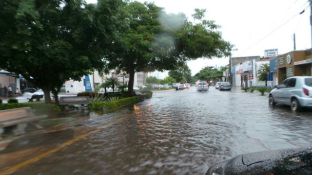 Três Lagoas fica alagada, após pouco mais de uma hora de chuvas fortes e ininterruptas Três Lagoas fica alagada, após pouco mais de uma hora de chuvas fortes e ininterruptas