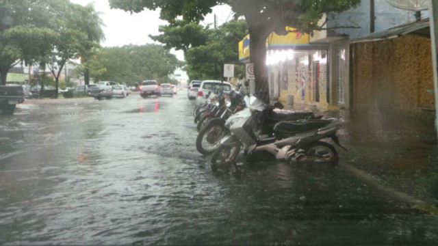 Três Lagoas fica alagada, após pouco mais de uma hora de chuvas fortes e ininterruptas Três Lagoas fica alagada, após pouco mais de uma hora de chuvas fortes e ininterruptas