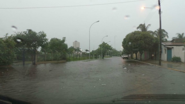 Três Lagoas fica alagada, após pouco mais de uma hora de chuvas fortes e ininterruptas Três Lagoas fica alagada, após pouco mais de uma hora de chuvas fortes e ininterruptas