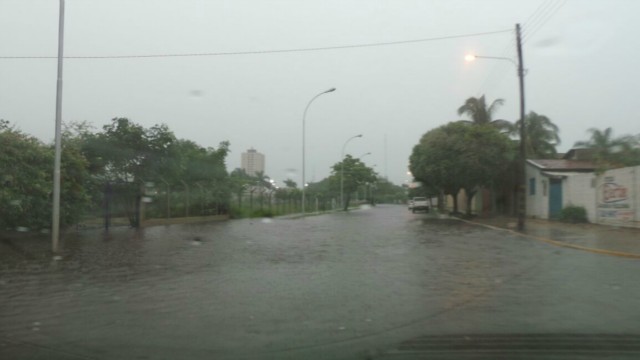 Três Lagoas fica alagada, após pouco mais de uma hora de chuvas fortes e ininterruptas Três Lagoas fica alagada, após pouco mais de uma hora de chuvas fortes e ininterruptas
