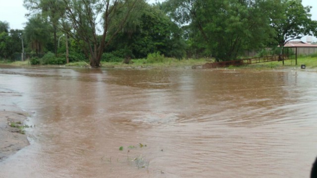 Três Lagoas fica alagada, após pouco mais de uma hora de chuvas fortes e ininterruptas Três Lagoas fica alagada, após pouco mais de uma hora de chuvas fortes e ininterruptas