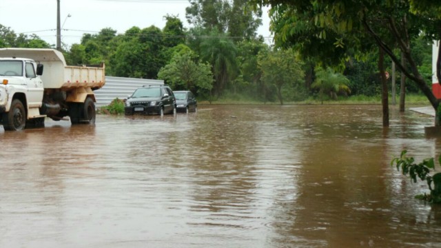 Três Lagoas fica alagada, após pouco mais de uma hora de chuvas fortes e ininterruptas Três Lagoas fica alagada, após pouco mais de uma hora de chuvas fortes e ininterruptas