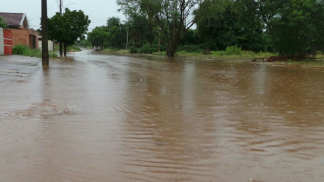 Três Lagoas fica alagada, após pouco mais de uma hora de chuvas fortes e ininterruptas Três Lagoas fica alagada, após pouco mais de uma hora de chuvas fortes e ininterruptas
