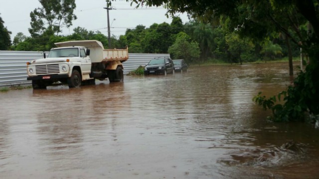 Três Lagoas fica alagada, após pouco mais de uma hora de chuvas fortes e ininterruptas Três Lagoas fica alagada, após pouco mais de uma hora de chuvas fortes e ininterruptas