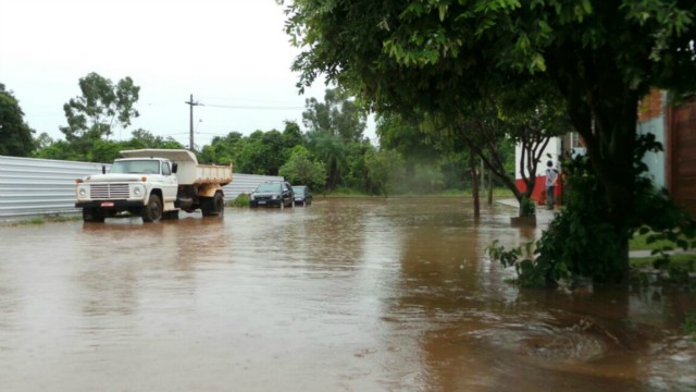 Três Lagoas fica alagada, após pouco mais de uma hora de chuvas fortes e ininterruptas Três Lagoas fica alagada, após pouco mais de uma hora de chuvas fortes e ininterruptas