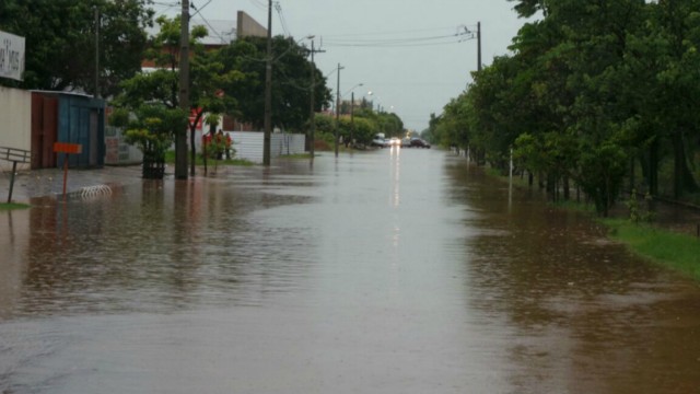 Três Lagoas fica alagada, após pouco mais de uma hora de chuvas fortes e ininterruptas Três Lagoas fica alagada, após pouco mais de uma hora de chuvas fortes e ininterruptas