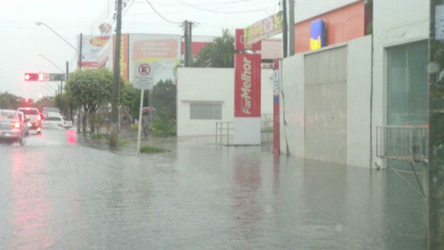 Três Lagoas fica alagada, após pouco mais de uma hora de chuvas fortes e ininterruptas Três Lagoas fica alagada, após pouco mais de uma hora de chuvas fortes e ininterruptas