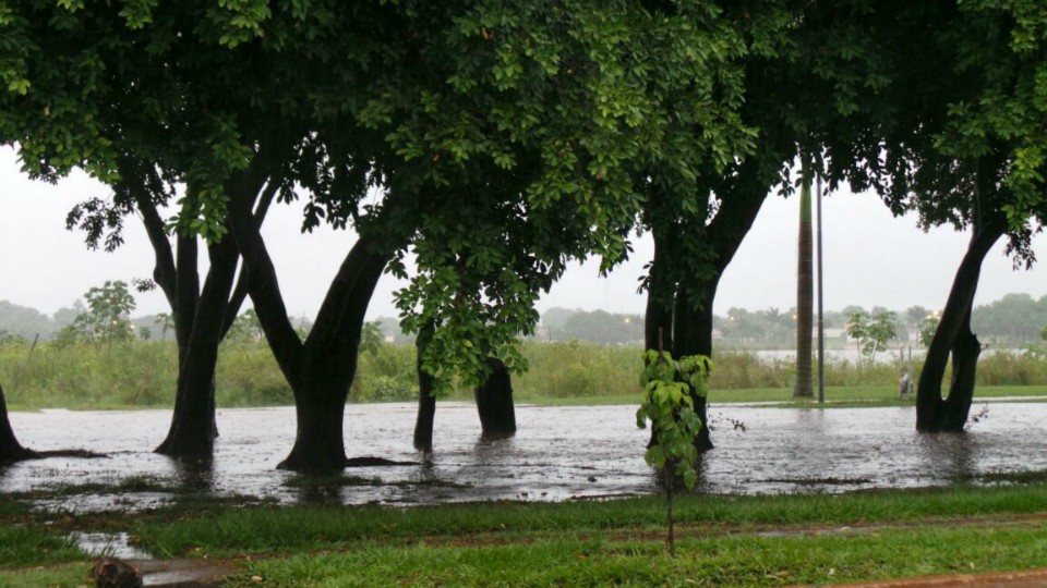 Chuva forte faz cartão postal de Três Lagoas “transbordar”