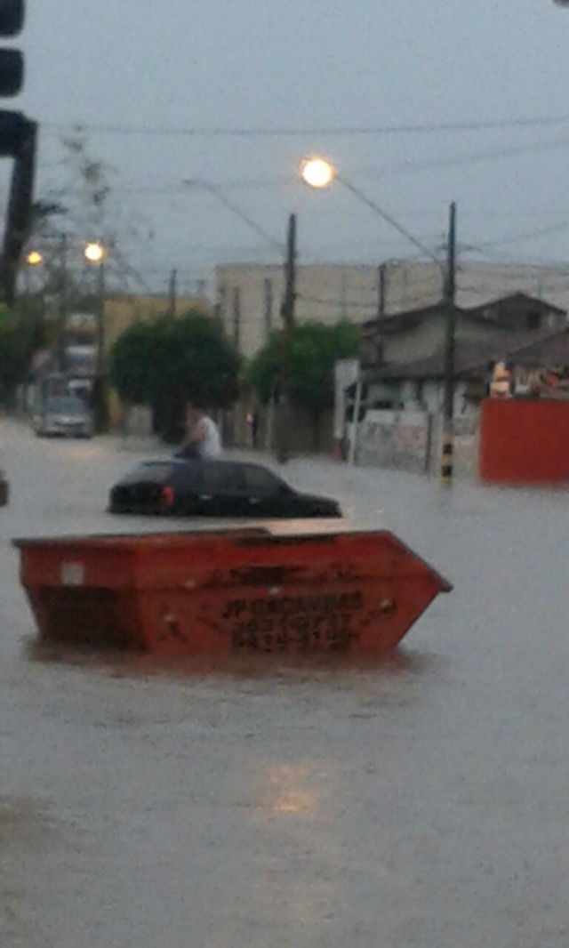 Chuva forte faz cartão postal de Três Lagoas “transbordar”