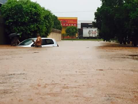 Chuva forte faz cartão postal de Três Lagoas “transbordar”
