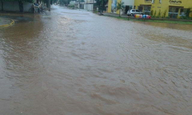 Chuva forte faz cartão postal de Três Lagoas “transbordar”