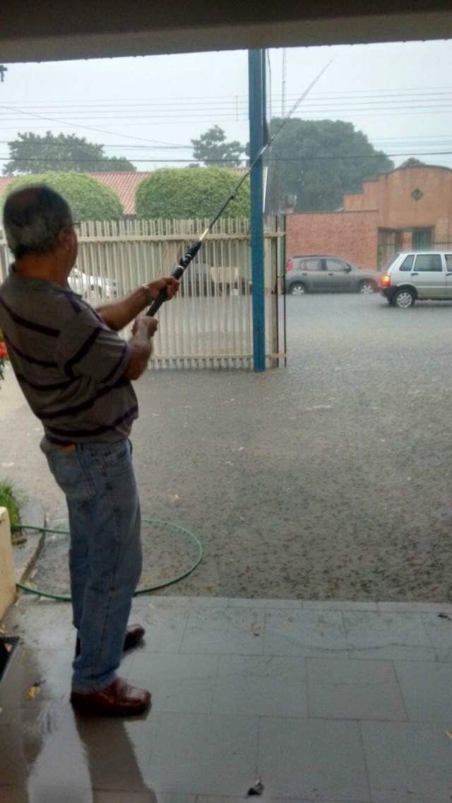Chuva forte faz cartão postal de Três Lagoas “transbordar”