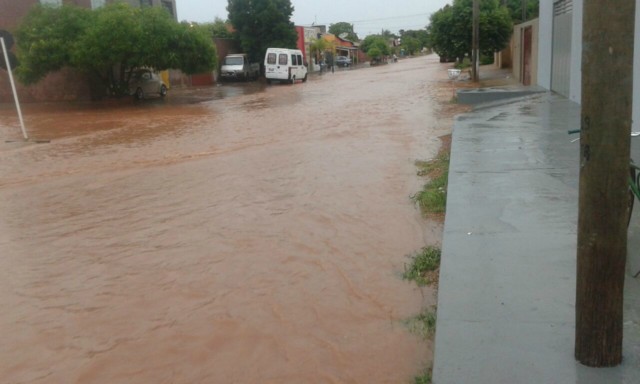 Chuva forte faz cartão postal de Três Lagoas “transbordar”