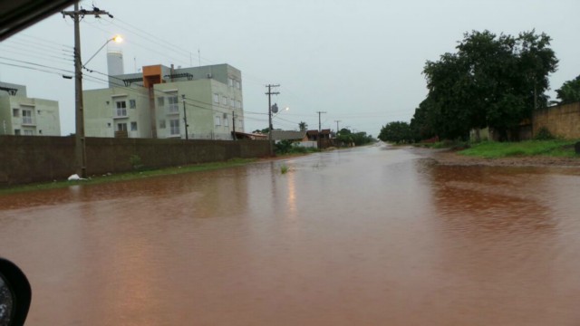 Chuva forte faz cartão postal de Três Lagoas “transbordar”
