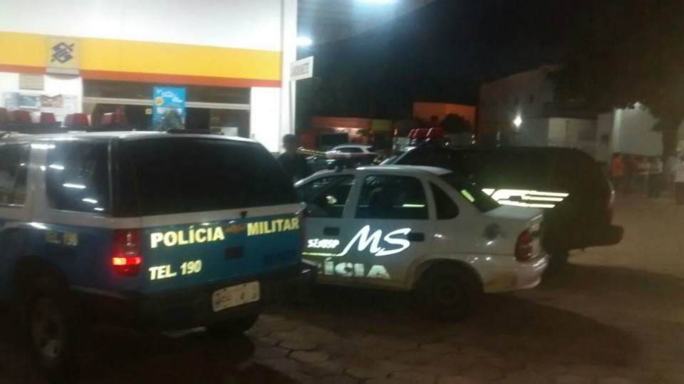 Bandidos fortemente armados explodem dois caixas eletrônicos em Bataguassu