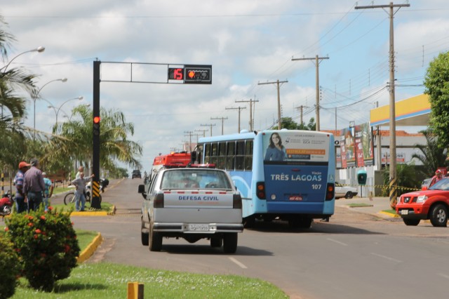 Colisão entre camionete e ônibus deixa dois feridos; um preso entre as ferragens