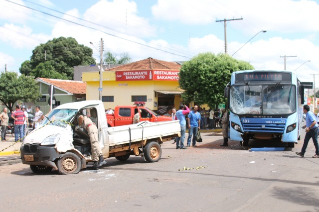 Colisão entre camionete e ônibus deixa dois feridos; um preso entre as ferragens