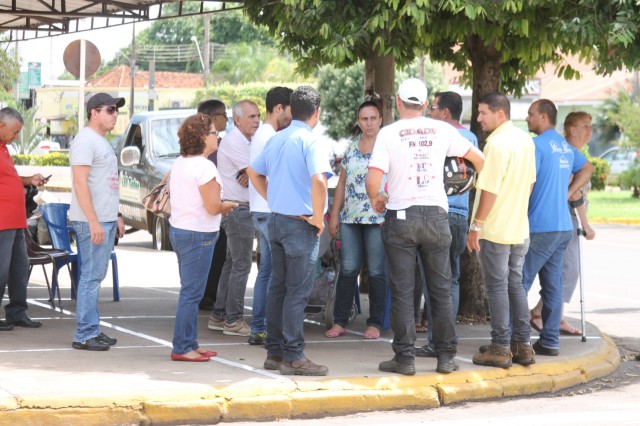 Colisão entre camionete e ônibus deixa dois feridos; um preso entre as ferragens